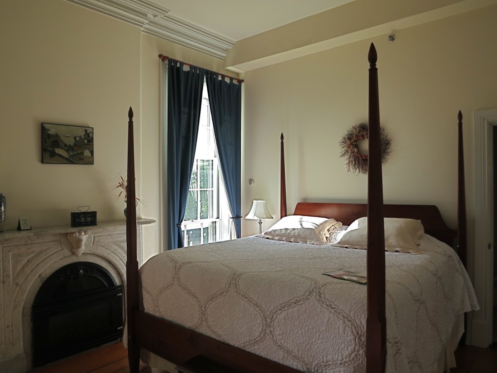 Four poster bed, high molded ceiling at Christopher Dodge House,