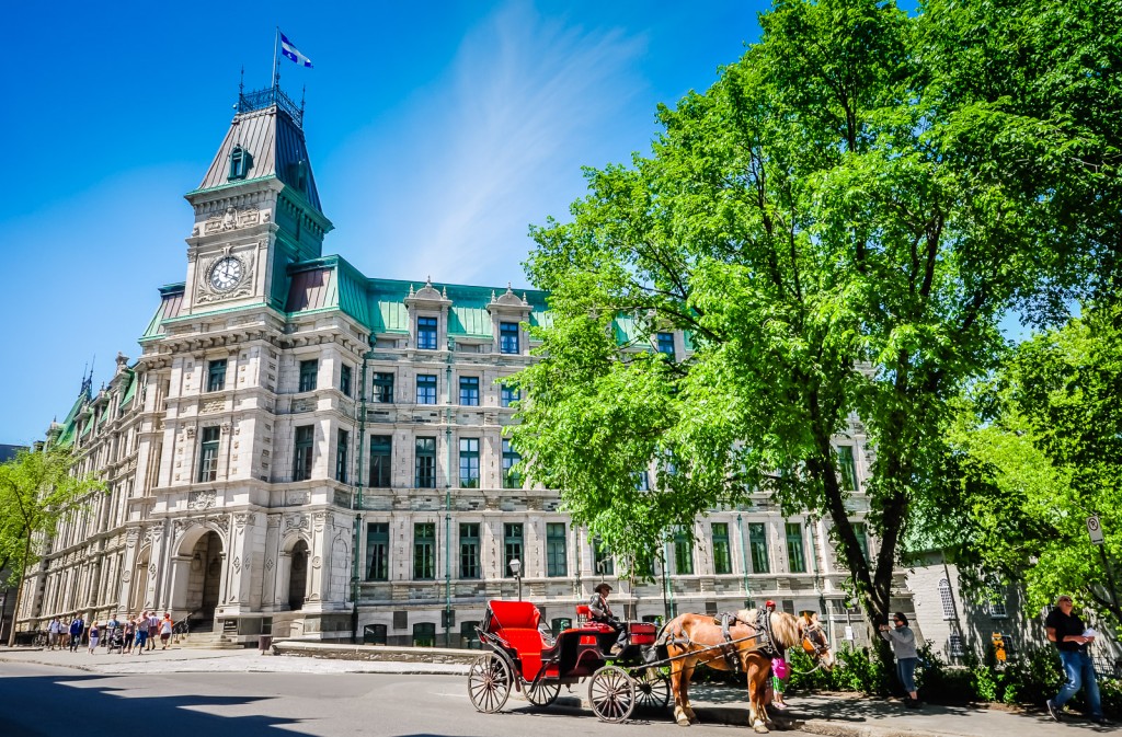 Horse-drawn carriages in front of the Quebec City Ministry of Finance.