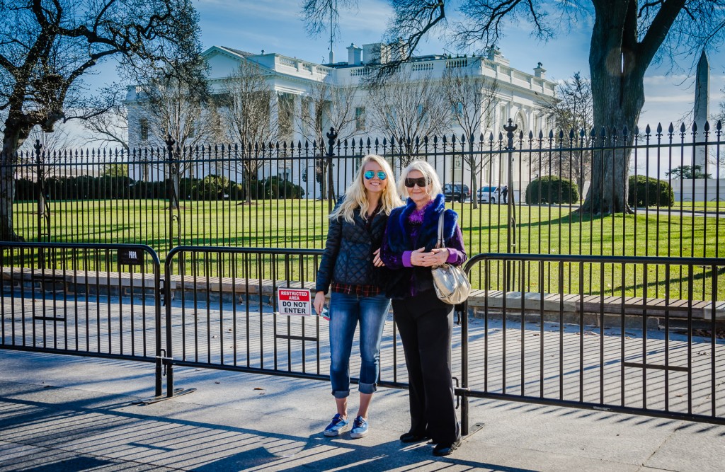 Tienermeisje en grootmoeder poseren voor het Witte Huis en het Washington Monument.