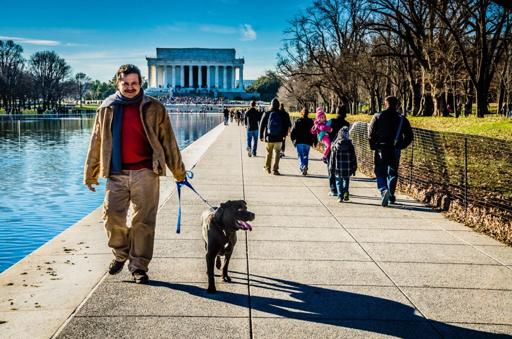 Spacer z psem po Lincoln Memorial w Waszyngtonie w jeden dzień