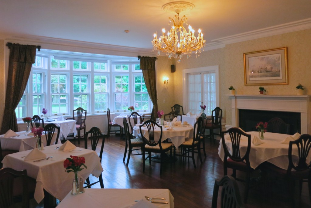 Breakfast room, Four Chimneys Inn