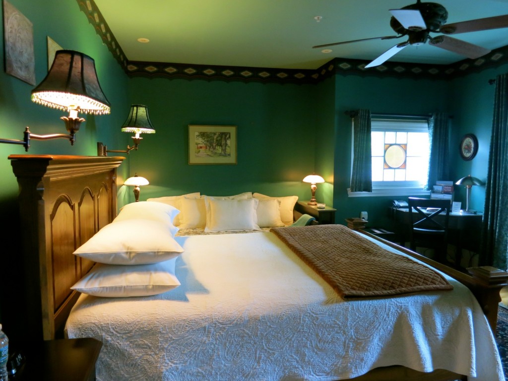 Ash Street Inn room