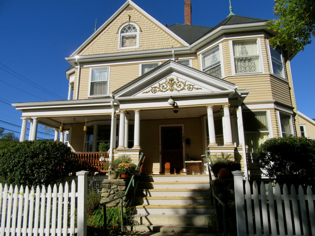 munroe inn front, auburn me