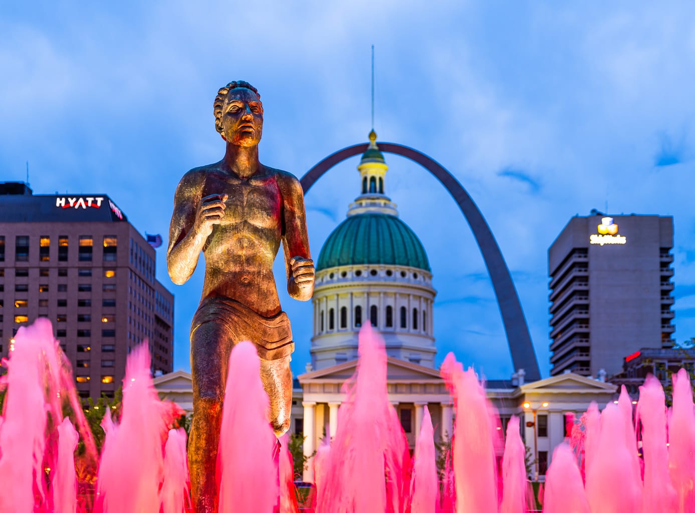 Statue of Harry J. Kiener, a track star who competed at the Olympics in 1904, during the World's Fair. Dedicated in 1962, Kiener Plaza is located in front of the Old Courthouse, part of the National Park Service's National Underground Railroad Network To Freedom, as well as the iconic Gateway Arch in St. Louis, MO.⁣