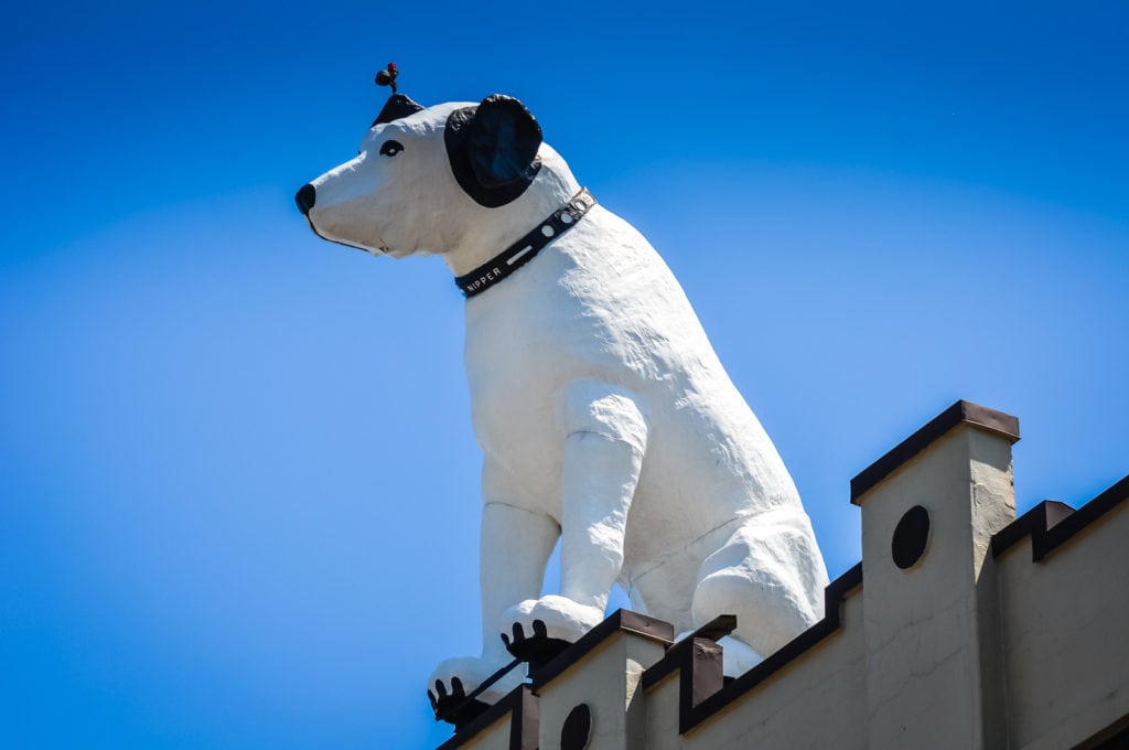 Nipper Statue on rooftop in Albany NY