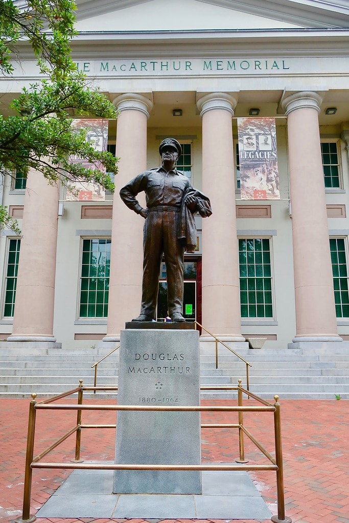 Douglas MacArthur statue