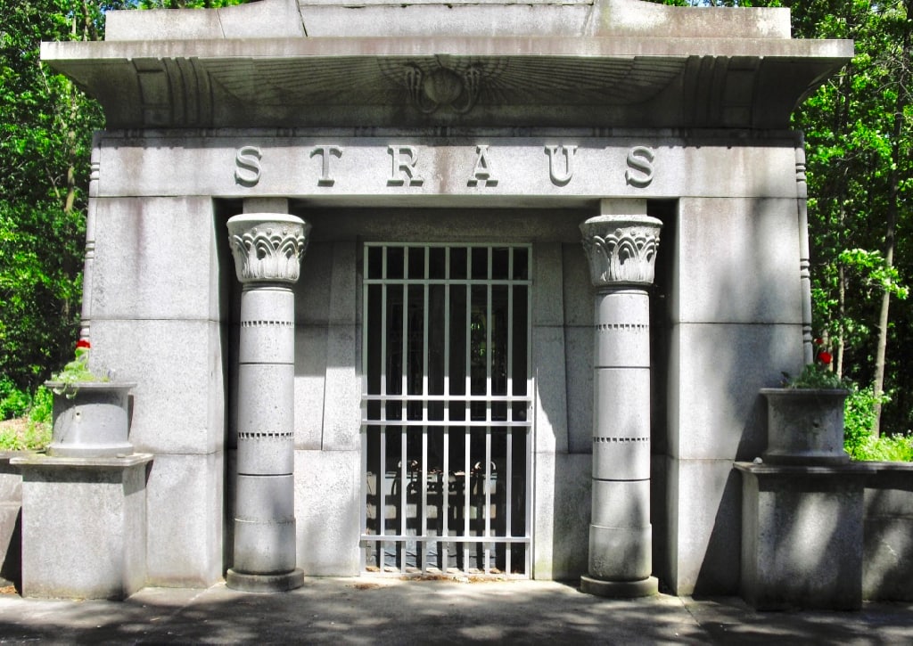 Straus Family gravesite in Ligonier IN