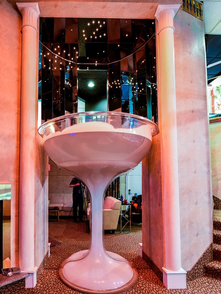 Champagne glass-shaped jacuzzi