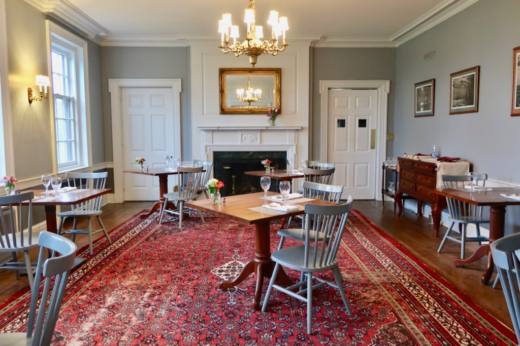 Breakfast dining room Great Oak Manor MD