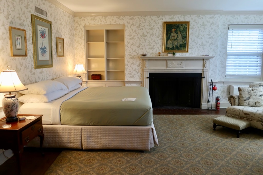 Guest room with fireplace at Great Oak Manor MD
