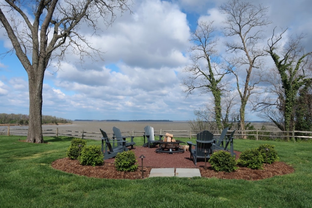 outdoor fire pit at Great Oak Manor