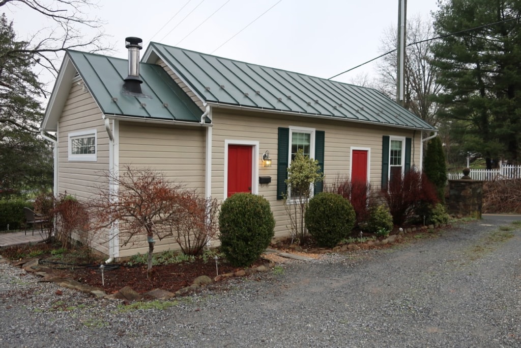 Lucien Powells renovated studio as BnB cottage Airwell BnB