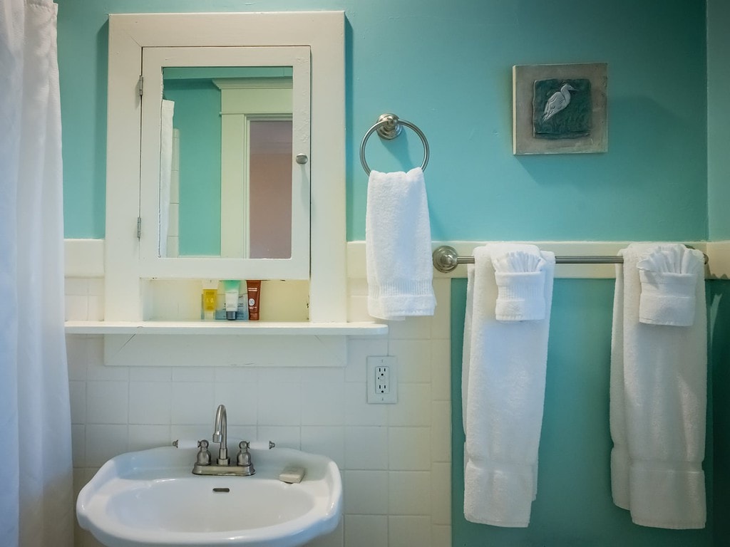 Lakeside Inn bathroom