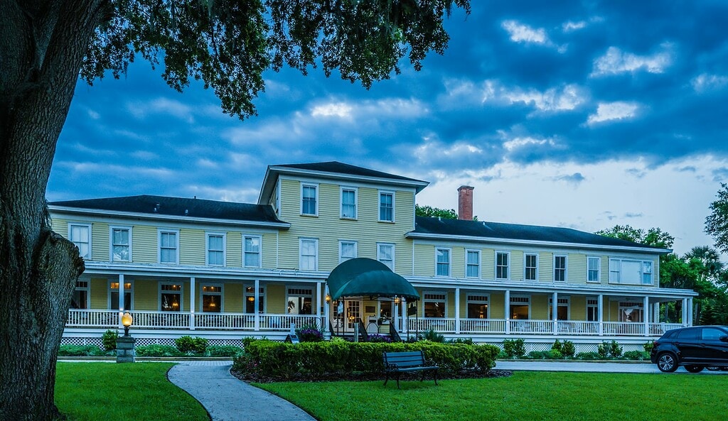 Exterior of the Lakeside Inn in Mount Dora FL.