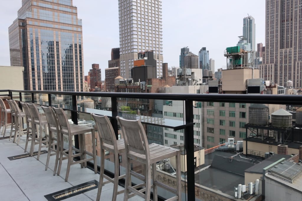 Spyglass Rooftop Bar seating oriented to the Empire State Blg Archer Hotel 