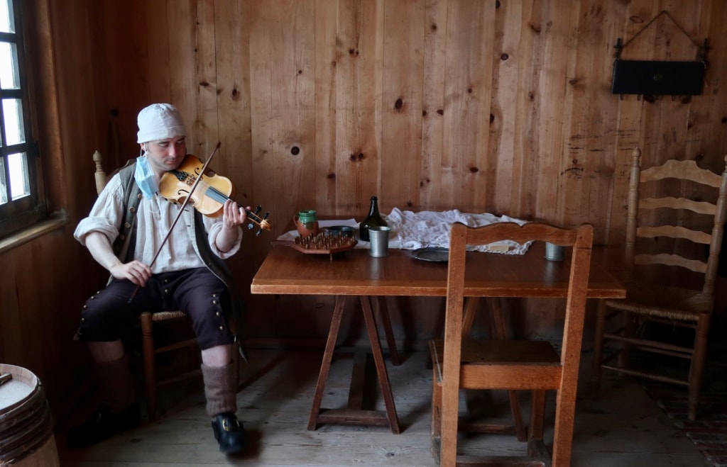 Fiddler at tavern Fortress Louisbourg NHS NS