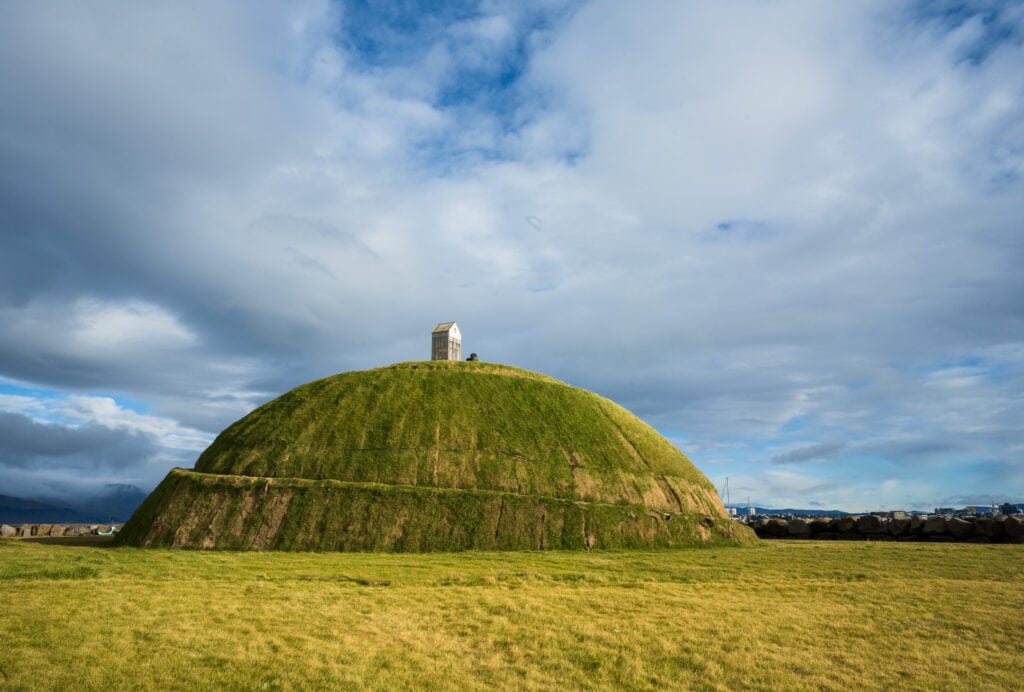 Þúfa art hill