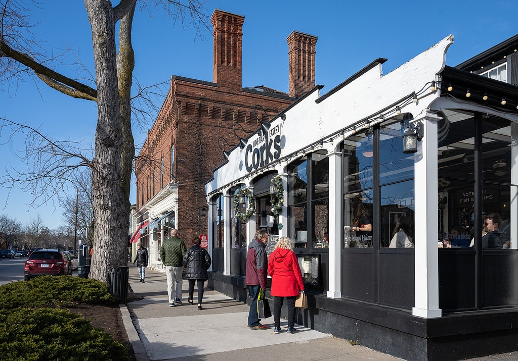 Couples strolling in Niagara-on-the-Lake