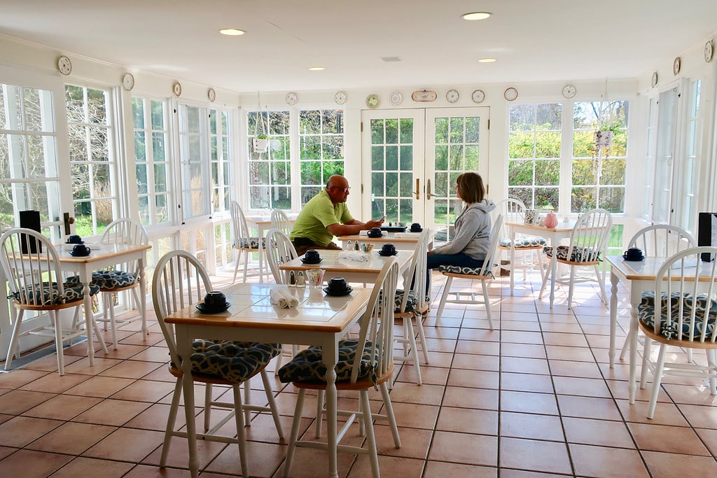 Tea and breakfast room captains house inn chatham ma