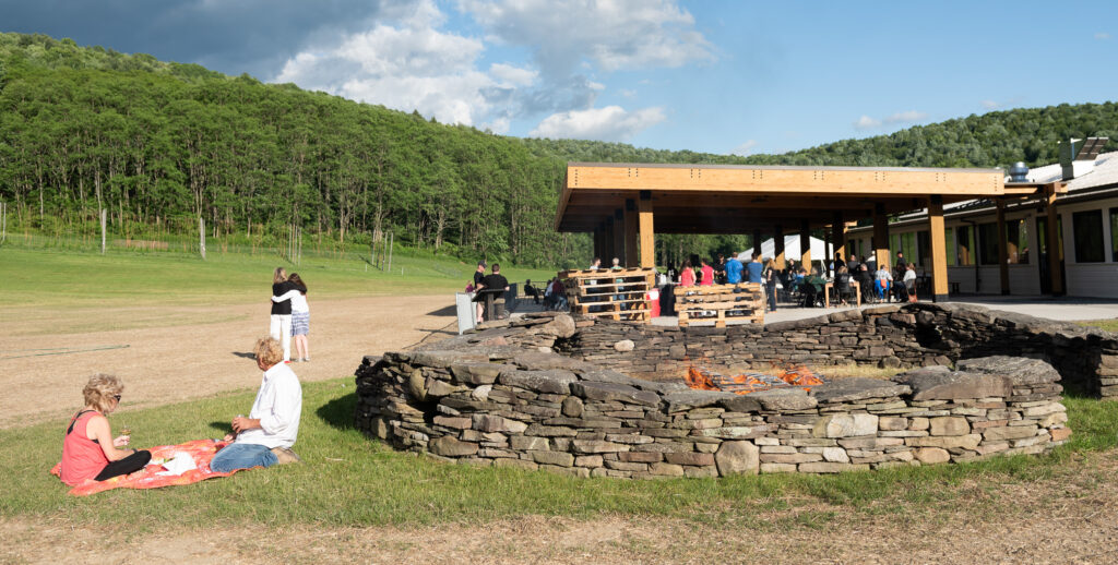 Couple enjoying a picnic at Brewery Omegang