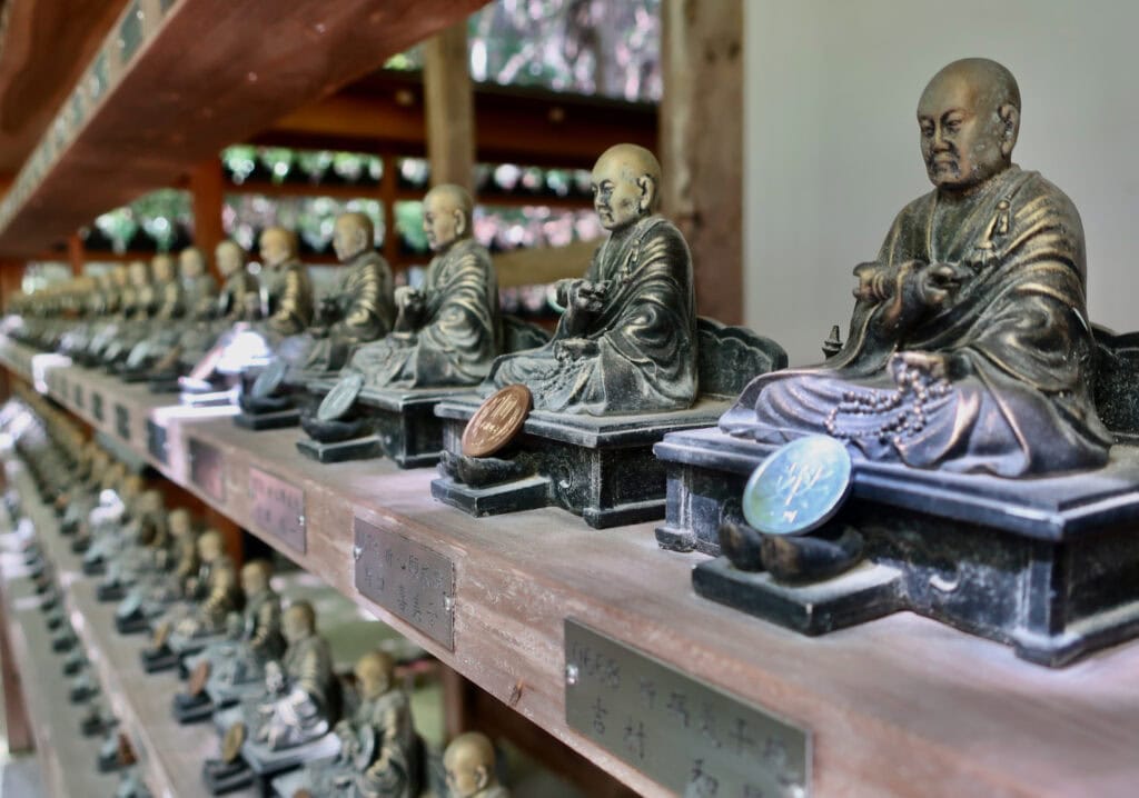 tiny-Buddhas-Buddha-Temple-Miyajima-Japan.