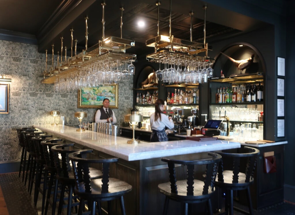 Diana Lounge Bar Hotel Burg Leesburg VA